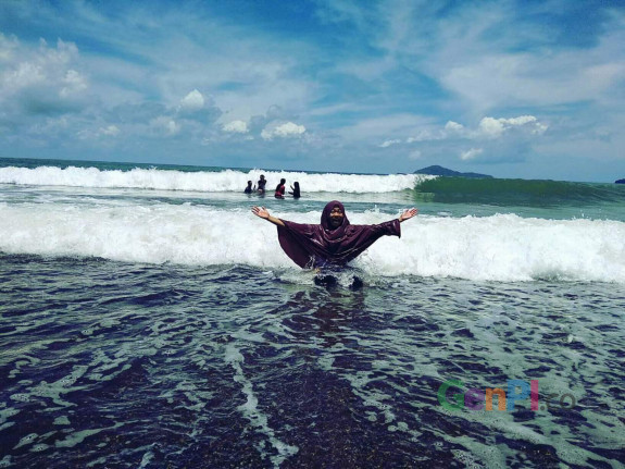 Thika yang menikmati Pantai Moti di Sumalata Timur, Gorontalo Utara. Thika yang menikmati Pantai Moti di Sumalata Timur, Gorontalo Utara.