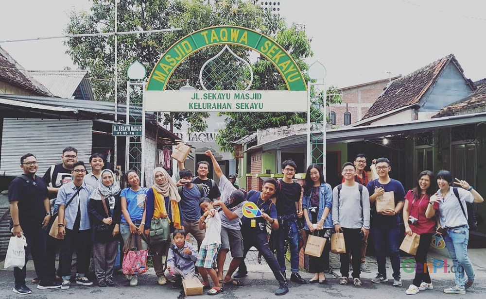 Wisatawan peserta tur keliling Kampung Sekayu berfoto dalam sebuah sesi. (Foto: gus Wahid United) Wisatawan peserta tur keliling Kampung Sekayu berfoto dalam sebuah sesi. (Foto: gus Wahid United)