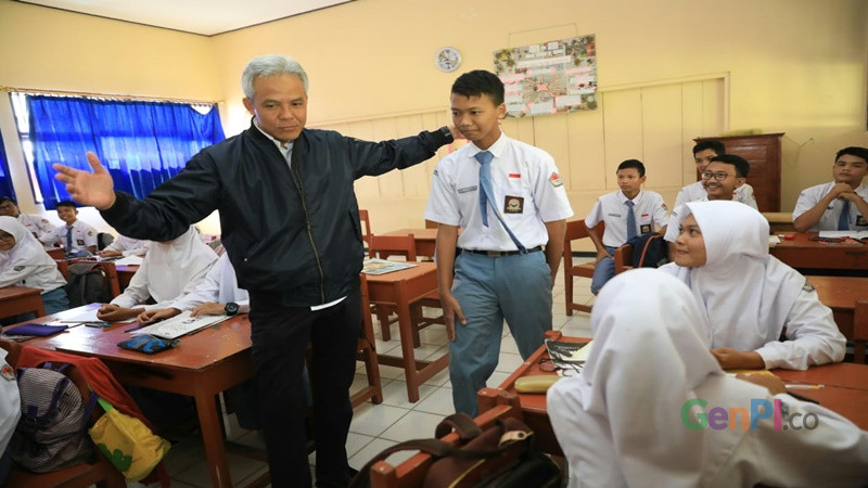 Gubernur Jawa Tengah Ganjar Pranowo saat mengunjungi SMAN 2 Maos (foto: Atiyanto) Gubernur Jawa Tengah Ganjar Pranowo saat mengunjungi SMAN 2 Maos (foto: Atiyanto)