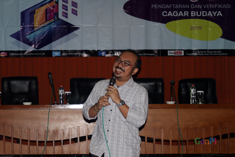 Yosua Adrian Pasaribu saat memberikan materi dalam workshop pendaftaran dan verifikasi cagar budaya. Yosua Adrian Pasaribu saat memberikan materi dalam workshop pendaftaran dan verifikasi cagar budaya.