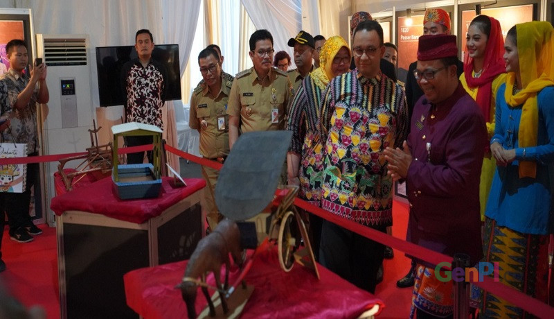 Gubernur DKI Anies Basweda saat membuka pameran Jakarta Kota Kosmopolitan di Museum Fatahilah, Jakarta. Foto: Aci/Genpi.co Gubernur DKI Anies Basweda saat membuka pameran Jakarta Kota Kosmopolitan di Museum Fatahilah, Jakarta. Foto: Aci/Genpi.co