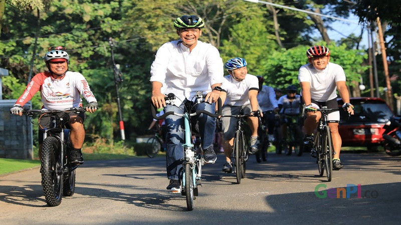 Bersama komunitas gowes, Ganjar Pranowo datangi TPS (foto: Ariyanto) Bersama komunitas gowes, Ganjar Pranowo datangi TPS (foto: Ariyanto)