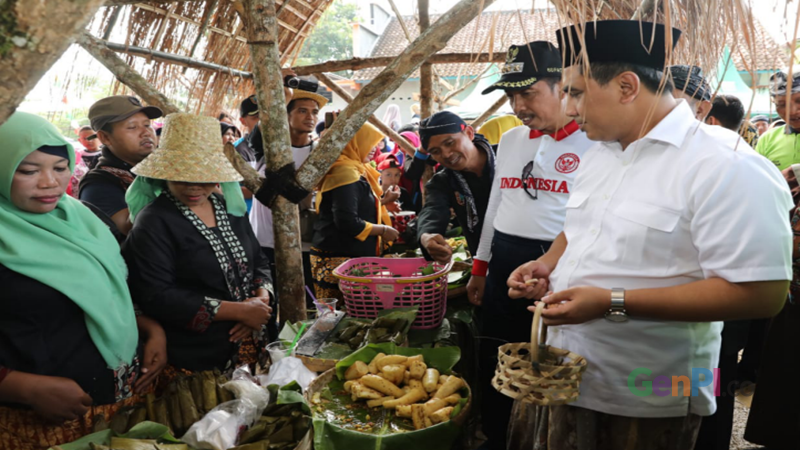 Belanja jajanan tradisional di Kramat Nglojo (foto: Handy) Belanja jajanan tradisional di Kramat Nglojo (foto: Handy)