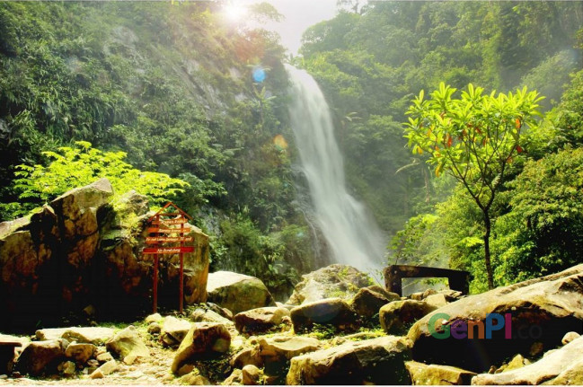 Curug Cigentis, salah satu destinasi wisata di Karawang. (Foto: TravelingYuk) Curug Cigentis, salah satu destinasi wisata di Karawang. (Foto: TravelingYuk)
