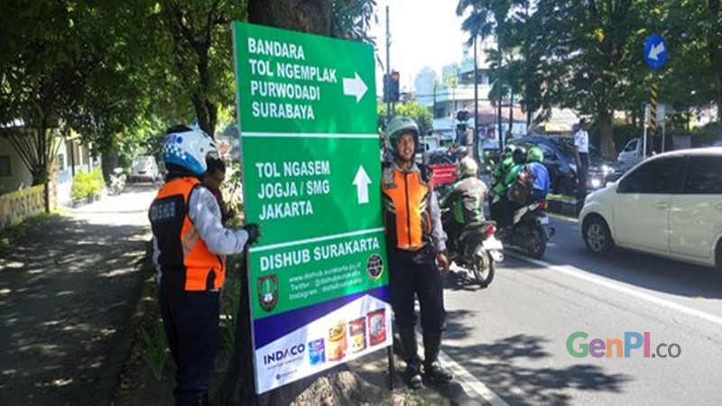 Menjelang arus mudik 2019, Dinas Perhubungan Kota Solo, memasang 128 rambu pendahulu penunjuk jurusan (foto: Arie) Menjelang arus mudik 2019, Dinas Perhubungan Kota Solo, memasang 128 rambu pendahulu penunjuk jurusan (foto: Arie)