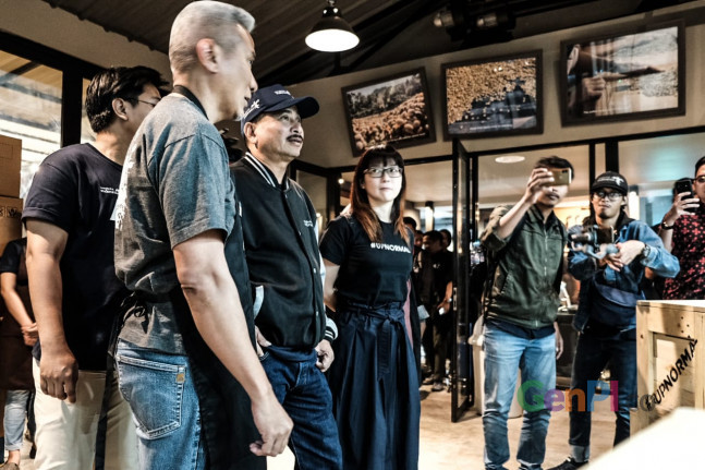 Menpar di acara Millennial Tourism Corner di Upnormal Coffee Roster Bandung, Kamis (23/5) Menpar di acara Millennial Tourism Corner di Upnormal Coffee Roster Bandung, Kamis (23/5)