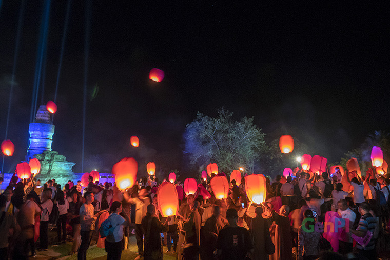 Ribuan umat Buddha melepas 2.000 Lampion di Candi Muara Takus, Kabupaten Kampar Riau Ribuan umat Buddha melepas 2.000 Lampion di Candi Muara Takus, Kabupaten Kampar Riau