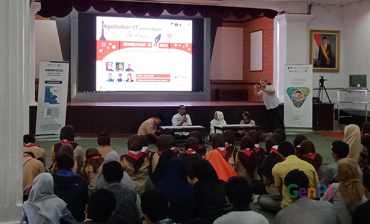 Kemkominfo Ngobrol Bareng Milenial di Ngabubur-IT, di Wisma Perdamaian, Semarang (Sumber foto: GenPI.co / Ariyanto) Kemkominfo Ngobrol Bareng Milenial di Ngabubur-IT, di Wisma Perdamaian, Semarang (Sumber foto: GenPI.co / Ariyanto)