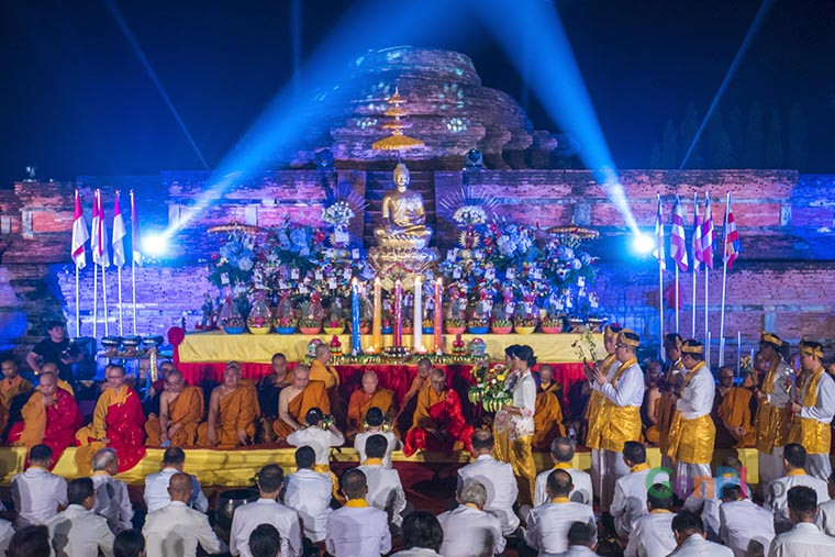 Peringatan hari Waisak nasional 2563 BE/2019, di candi Muara Takus, kabupaten Kampar, provinsi Riau (Foto Heru / GenPI.co) Peringatan hari Waisak nasional 2563 BE/2019, di candi Muara Takus, kabupaten Kampar, provinsi Riau (Foto Heru / GenPI.co)