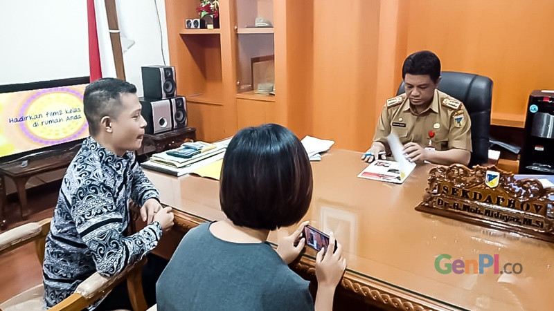 Koordinator Genpi Sulteng Gio Mandike dan juga Putra Batik Kota Palu 2019 bertemu dengan Sekretaris Provinsi Sulteng, Moh. Hidayat (foto: Suzana Dorothea) Koordinator Genpi Sulteng Gio Mandike dan juga Putra Batik Kota Palu 2019 bertemu dengan Sekretaris Provinsi Sulteng, Moh. Hidayat (foto: Suzana Dorothea)