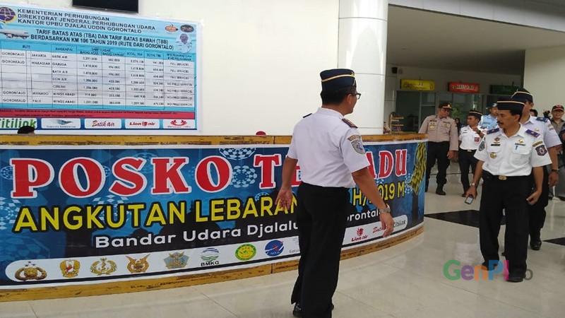 Peninjauan kesiapsiagaan pelayanan angkutan Lebaran di Bandara Jalaluddin Tantu Gorontalo. (foto: Rosyid A Azhar) Peninjauan kesiapsiagaan pelayanan angkutan Lebaran di Bandara Jalaluddin Tantu Gorontalo. (foto: Rosyid A Azhar)