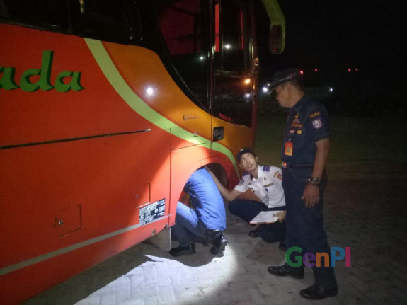 Petugas Dinas Perhubungan saat mengecek kendaraan angkutan lebaran di Gorontalo. Petugas Dinas Perhubungan saat mengecek kendaraan angkutan lebaran di Gorontalo.