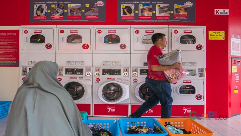 Asisten rumah tangga mudik, usaha jasa laundry ramai didatangi konsumen (foto: Heru) Asisten rumah tangga mudik, usaha jasa laundry ramai didatangi konsumen (foto: Heru)