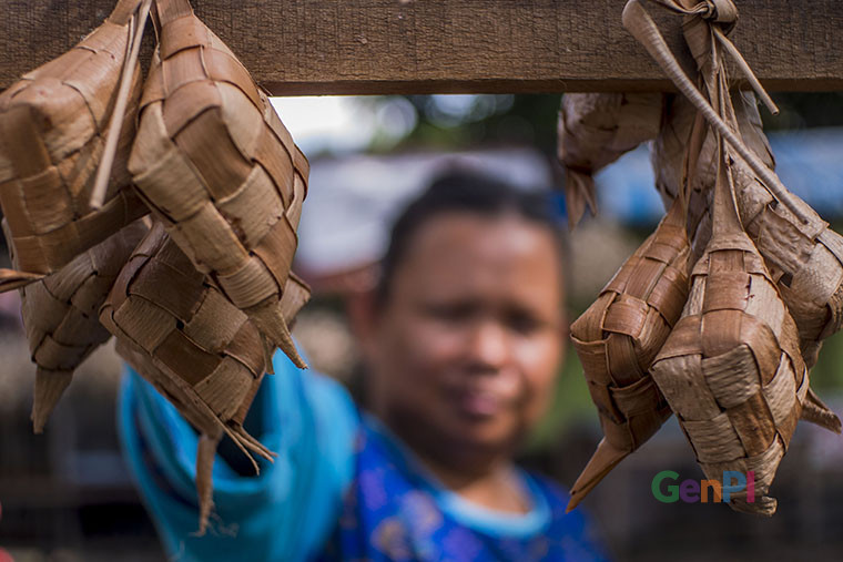 Penampakan ketupat daun kapau yang sudah dimasak (Foto GenPI.co/Heru) Penampakan ketupat daun kapau yang sudah dimasak (Foto GenPI.co/Heru)