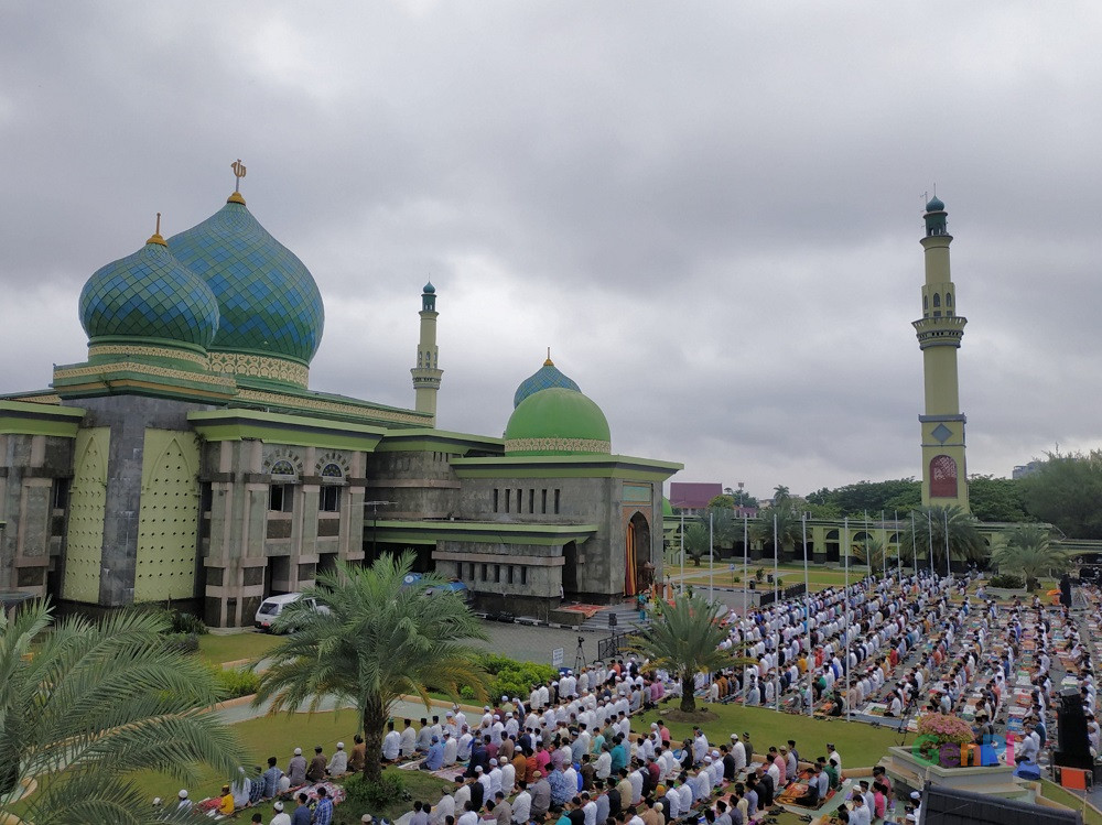 Suasana sholat Idul Fitri 1440 H di Masjid Raya An Nur Pekanbaru (Foto Heru/GenPI.co) Suasana sholat Idul Fitri 1440 H di Masjid Raya An Nur Pekanbaru (Foto Heru/GenPI.co)