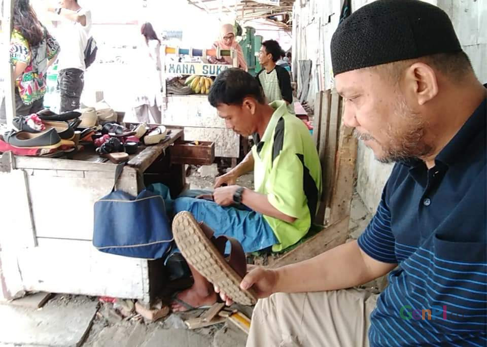 Jasa perbaikan sepatu dan sandal yang ramai saat menjelang Idul Fitri. Jasa perbaikan sepatu dan sandal yang ramai saat menjelang Idul Fitri.