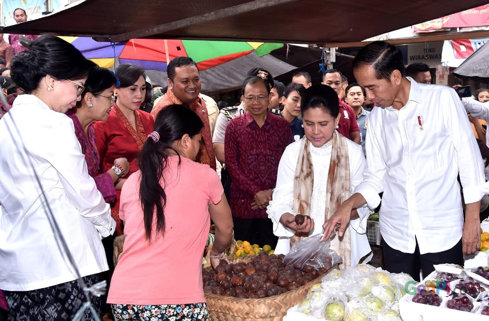Dalam kunjungan ke Pasar Sukowati, Bali, Presiden Joko Widodo dan Ibu Iriana membeli salak dan beberapa buah lainnya. (Foto: Foto: Rusman - Biro Pers Sekretariat Presiden) Dalam kunjungan ke Pasar Sukowati, Bali, Presiden Joko Widodo dan Ibu Iriana membeli salak dan beberapa buah lainnya. (Foto: Foto: Rusman - Biro Pers Sekretariat Presiden)
