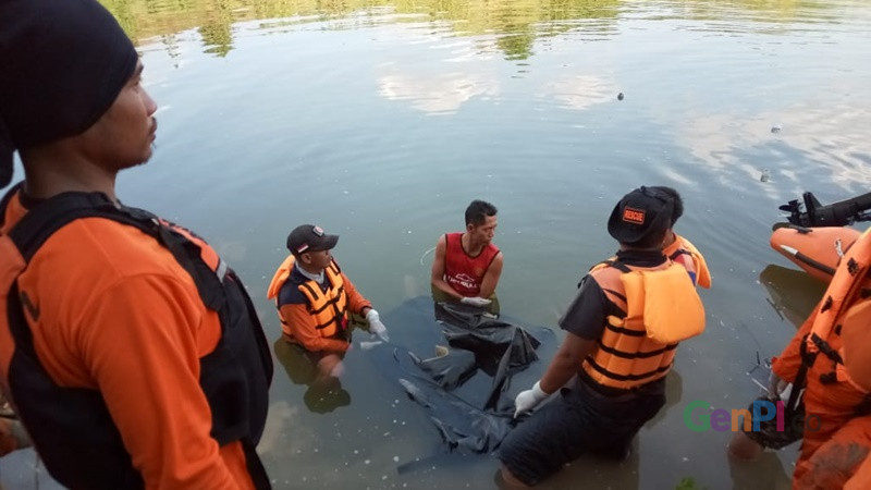 Syamsul, korban tenggelan di Benagawan Solo akhirnya ditemukan dalam kondisi tidak bernyawa (foto: Ariyanto) Syamsul, korban tenggelan di Benagawan Solo akhirnya ditemukan dalam kondisi tidak bernyawa (foto: Ariyanto)