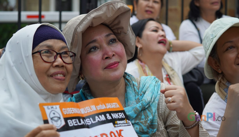 Titiek Soeharto di tengah massa pendemo kawal MK di Patung Kuda, Jalan Medan Merdeka Barat. Foto: Dika Rahardjo/GenPi.co Titiek Soeharto di tengah massa pendemo kawal MK di Patung Kuda, Jalan Medan Merdeka Barat. Foto: Dika Rahardjo/GenPi.co