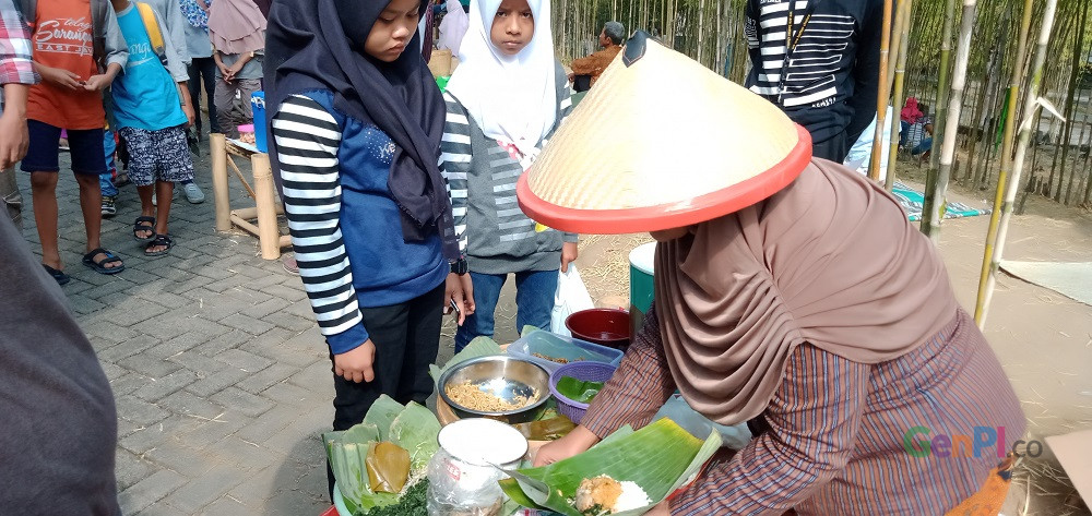 Seorang pedagang tenhah melayani pengunjung di Pasar Jadul Ahad Legi, Minggu (30/6). Seorang pedagang tenhah melayani pengunjung di Pasar Jadul Ahad Legi, Minggu (30/6).
