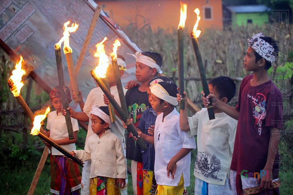 Keceriaan anak-anak Desa Banuroja di Kabupaten Pohuwato saat pawai ogoh-ogoh. (Foto: AKBP Famudin) Keceriaan anak-anak Desa Banuroja di Kabupaten Pohuwato saat pawai ogoh-ogoh. (Foto: AKBP Famudin)
