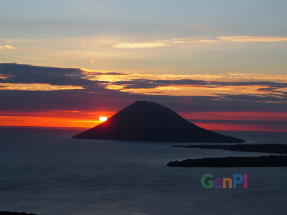 Pemandangan eksotis kala senja dari puncak Tahura Gunung Tumpa. Pemandangan eksotis kala senja dari puncak Tahura Gunung Tumpa.