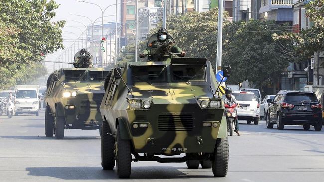 Militer Myanmar mengawal demonstrasi anti-kudeta militer di Kota Mandalay. Foto: Reuters/Stringer. Militer Myanmar mengawal demonstrasi anti-kudeta militer di Kota Mandalay. Foto: Reuters/Stringer.