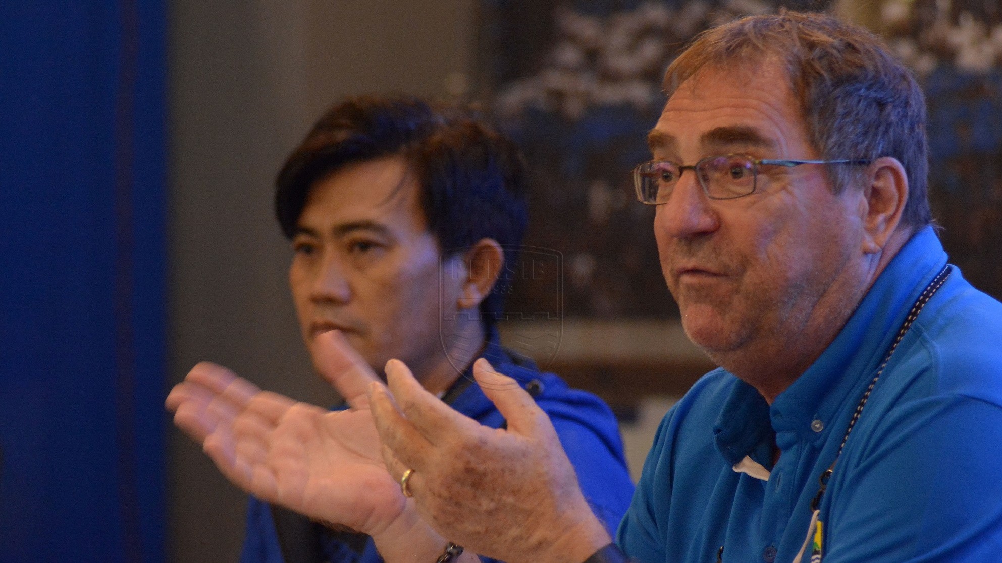 Pelatih Persib Bandung, Robert Rene Alberts, menyatakan bahwa kesulitan dalam memantau pemainnya selama aktivitas latihan bersama diliburkan. (foto: Persib) Pelatih Persib Bandung, Robert Rene Alberts, menyatakan bahwa kesulitan dalam memantau pemainnya selama aktivitas latihan bersama diliburkan. (foto: Persib)