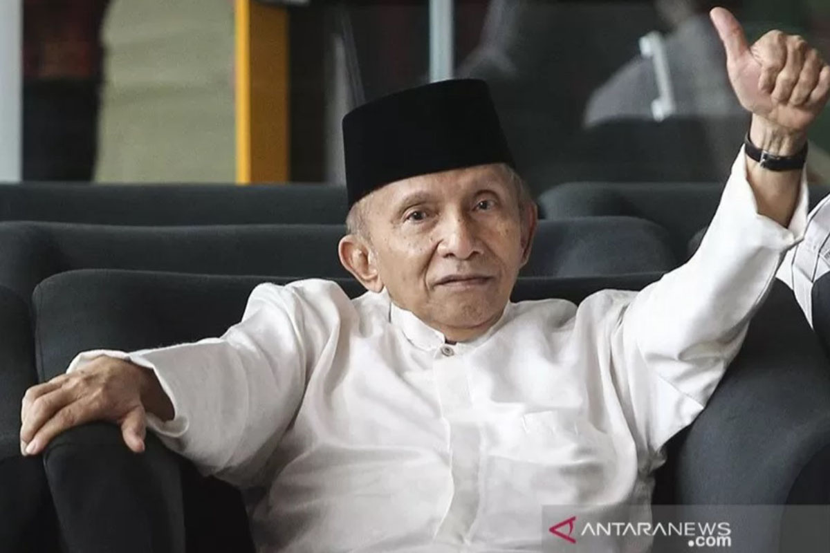 Ilstrasi - Amien Rais saat masih menjadi Ketua Dewan Kehormatan PAN mengacungkan ibu jari sebelum menemui Pimpinan Komisi Pemberantasan Korupsi (KPK) di gedung KPK, Jakarta. Amien Rais saat ini diketahui telah mendirikan Partai Ummat. Ilstrasi - Amien Rais saat masih menjadi Ketua Dewan Kehormatan PAN mengacungkan ibu jari sebelum menemui Pimpinan Komisi Pemberantasan Korupsi (KPK) di gedung KPK, Jakarta. Amien Rais saat ini diketahui telah mendirikan Partai Ummat.