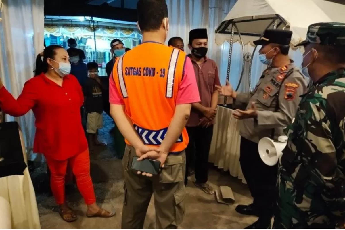 Ilustrasi - Tim Satgas Covid-19 Kecamatan Jekulo, Kabupaten Kudus, saat mendatangi pemilik hajatan yang hendak dibubarkan karena melanggar protokol kesehatan. (FOTO: ANTARA/HO-Humas Polres Kudus) Ilustrasi - Tim Satgas Covid-19 Kecamatan Jekulo, Kabupaten Kudus, saat mendatangi pemilik hajatan yang hendak dibubarkan karena melanggar protokol kesehatan. (FOTO: ANTARA/HO-Humas Polres Kudus)