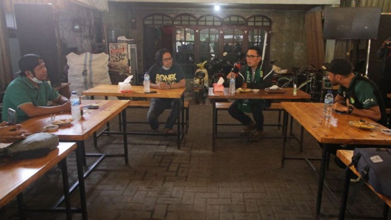 Fans setia klub Persebaya Surabaya, Bonek Mania, mendadak kedatangan tamu tak terduga pada hari Minggu (30/5) kemarin. (foto: Antara) Fans setia klub Persebaya Surabaya, Bonek Mania, mendadak kedatangan tamu tak terduga pada hari Minggu (30/5) kemarin. (foto: Antara)