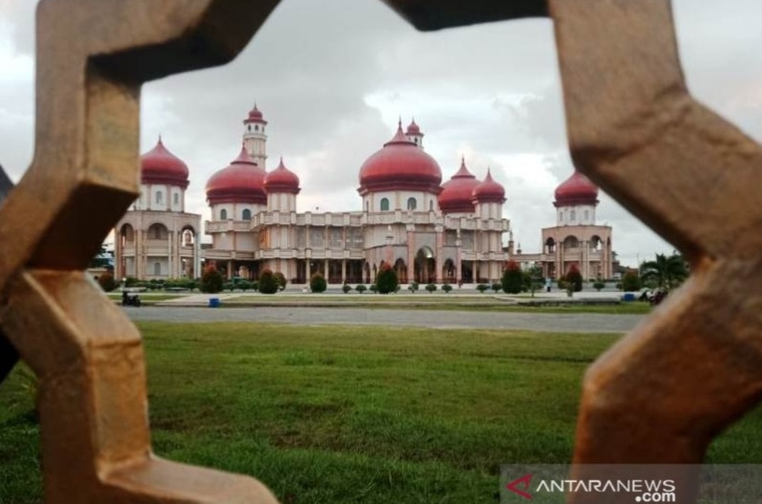 Wakil Gubernur DKI Jakarta Ahmad Riza Patria menyatakan bahwa salat Jumat di beberapa wilayah di Jakarta ditiadakan. (Foto: Antara) Wakil Gubernur DKI Jakarta Ahmad Riza Patria menyatakan bahwa salat Jumat di beberapa wilayah di Jakarta ditiadakan. (Foto: Antara)