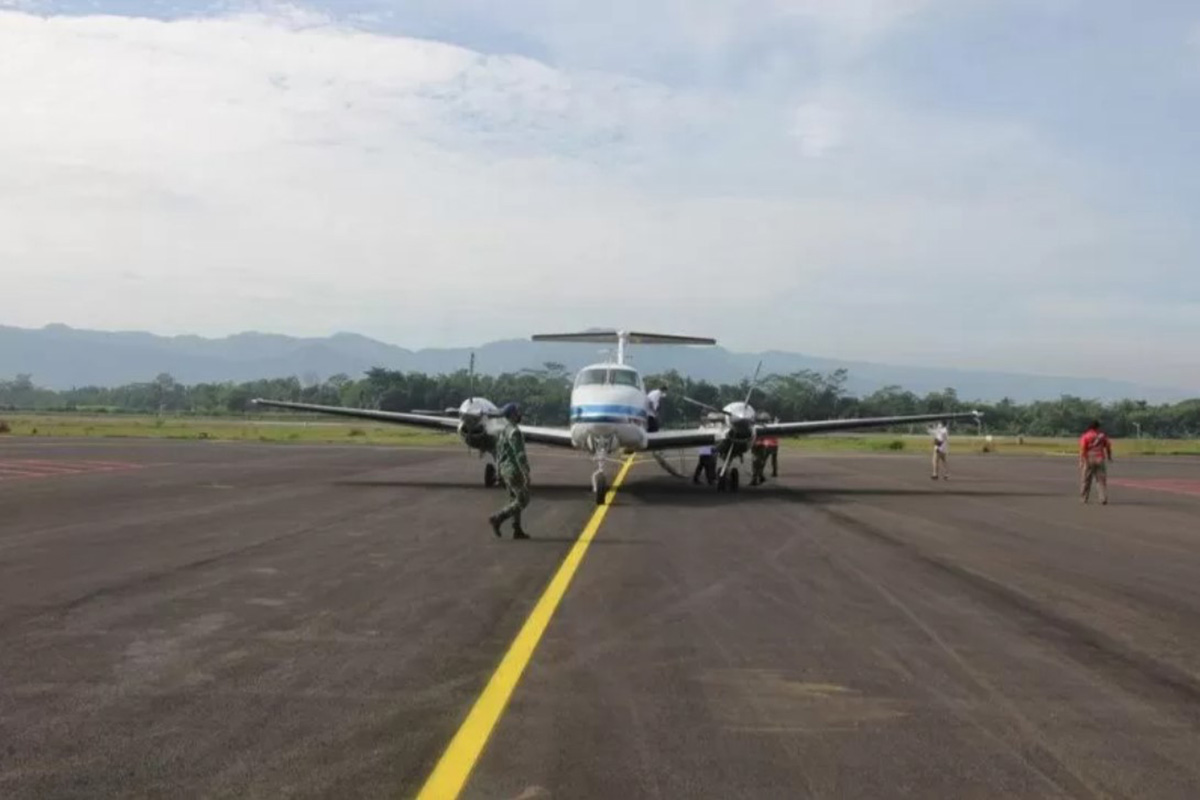Pesawat mendarat perdana di Bandara JB Soedirman, Purbalingga, Jawa Tengah (FOTO: ANTARA/HO - Humas Pemkab Purbalingga) Pesawat mendarat perdana di Bandara JB Soedirman, Purbalingga, Jawa Tengah (FOTO: ANTARA/HO - Humas Pemkab Purbalingga)