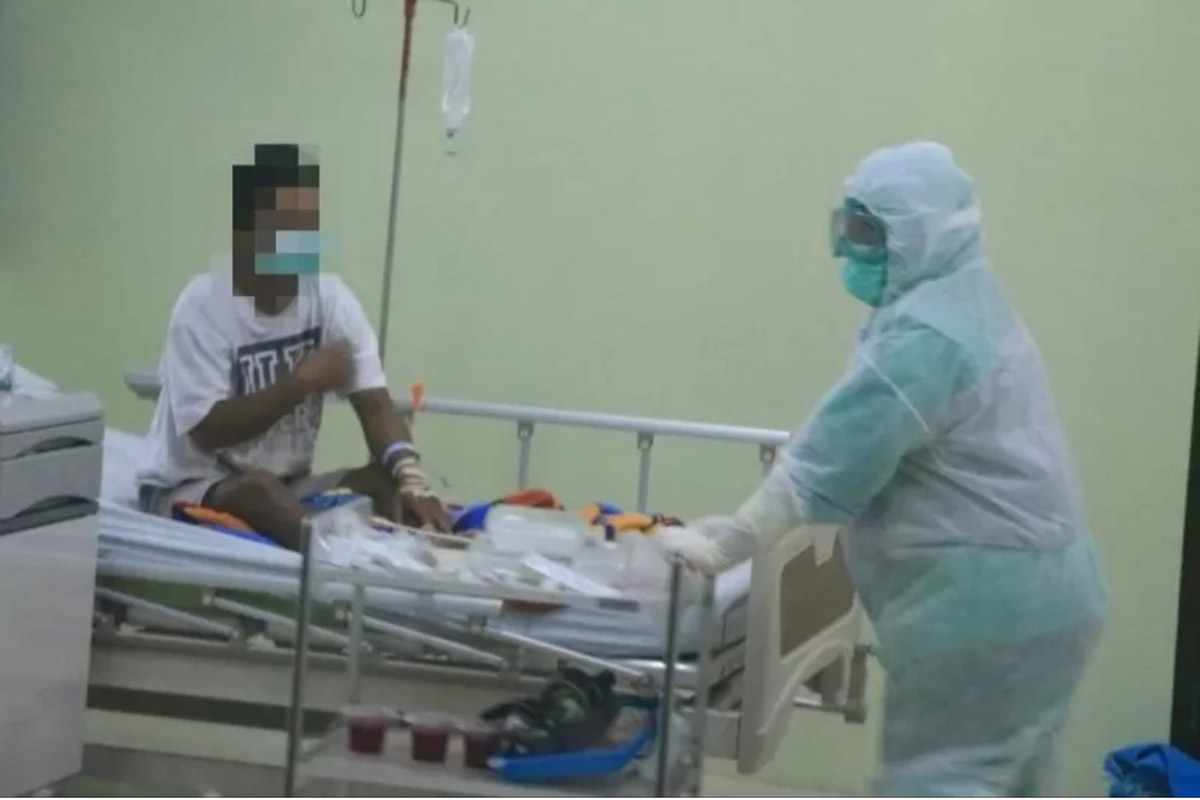 Ilustrasi - Salah seorang tenaga kesehatan di RSUD Loekmono Hadi Kabupaten Kudus, Jawa Tengah, tengah menangani pasien COVID-19. (FOTO: ANTARA/HO-Humas RSUD Kudus) Ilustrasi - Salah seorang tenaga kesehatan di RSUD Loekmono Hadi Kabupaten Kudus, Jawa Tengah, tengah menangani pasien COVID-19. (FOTO: ANTARA/HO-Humas RSUD Kudus)