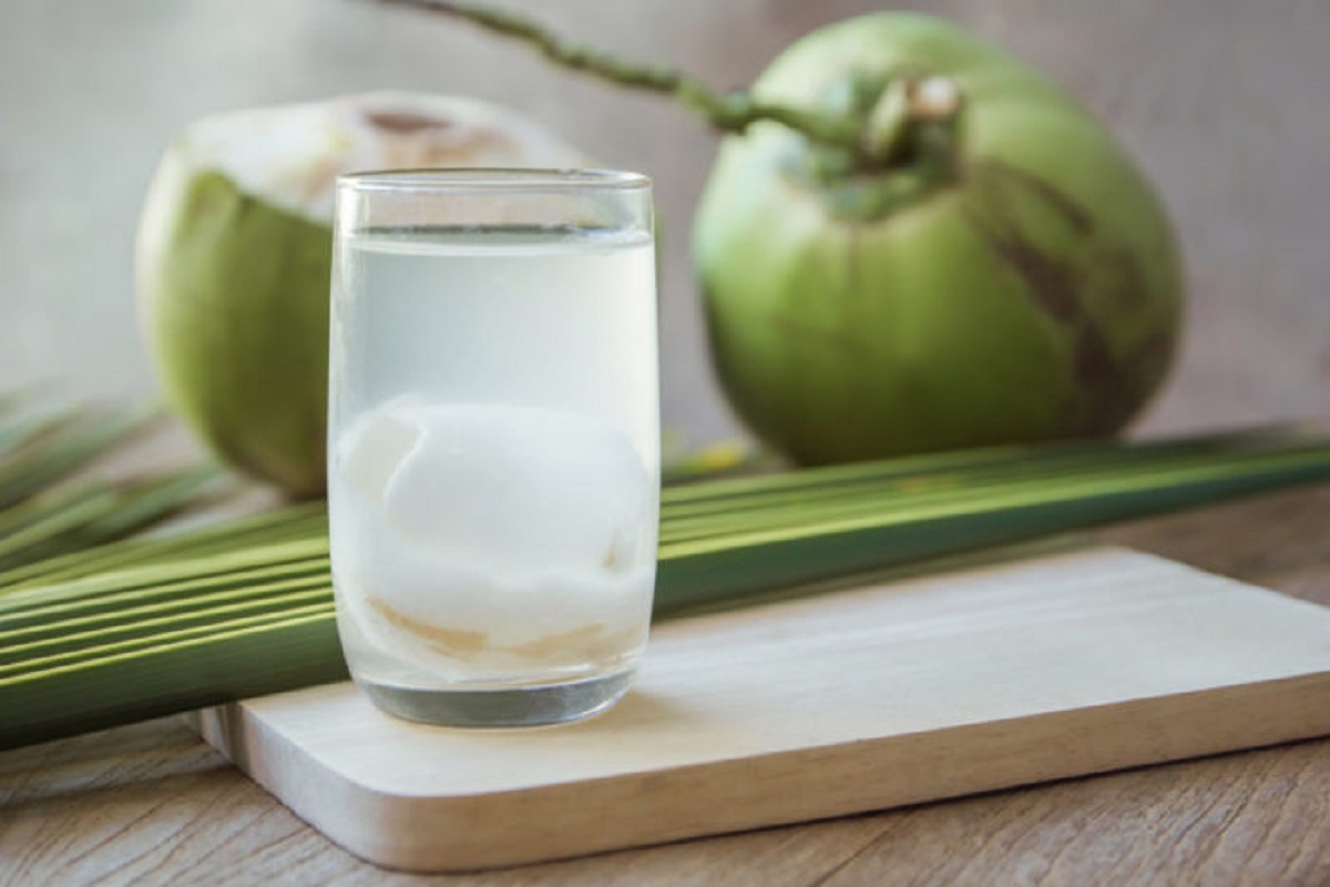 air kelapa muda. foto: shutterstock air kelapa muda. foto: shutterstock