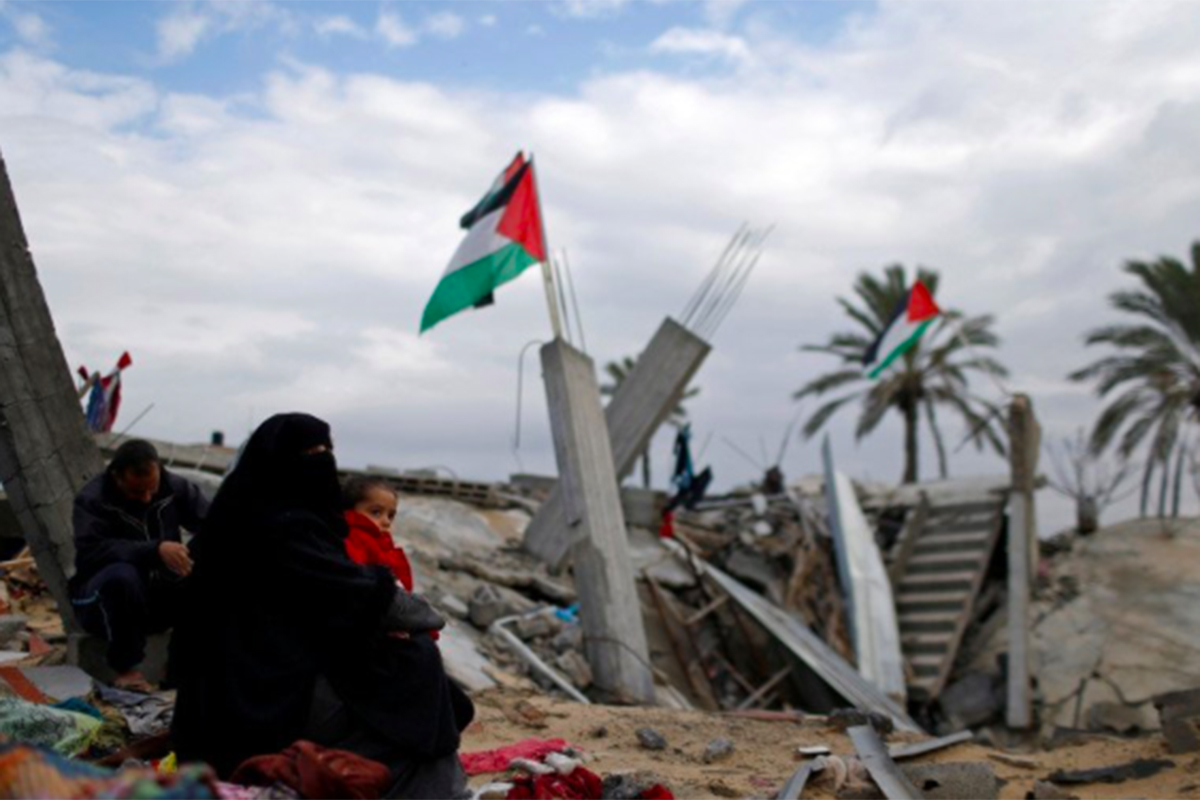 Anggota keluarga Palestina duduk di lokasi rumah mereka yang hancur, pada sebuah hari musim dingin di selatan Jalur Gaza, Senin (13/1/2020). Foto: Reuters/Mohammed Salem Anggota keluarga Palestina duduk di lokasi rumah mereka yang hancur, pada sebuah hari musim dingin di selatan Jalur Gaza, Senin (13/1/2020). Foto: Reuters/Mohammed Salem