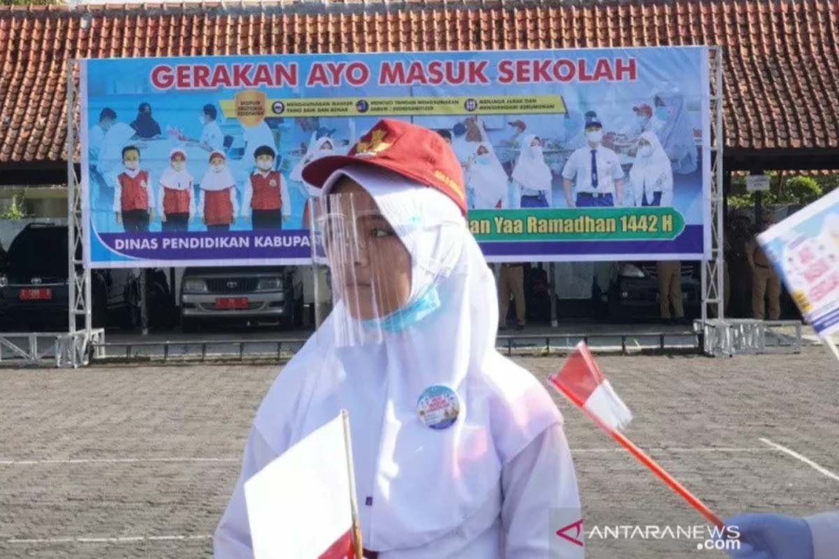Ilustrasi - Seorang siswa menghadiri upacara pencanangan Gerakan Ayo Masuk Sekolah di Lapangan Sekretariat Daerah Pemerintah Kabupaten Garut, Jawa Barat, Senin (22/3/2021). (FOTO: ANTARA/HO-Diskominfo Garut) Ilustrasi - Seorang siswa menghadiri upacara pencanangan Gerakan Ayo Masuk Sekolah di Lapangan Sekretariat Daerah Pemerintah Kabupaten Garut, Jawa Barat, Senin (22/3/2021). (FOTO: ANTARA/HO-Diskominfo Garut)