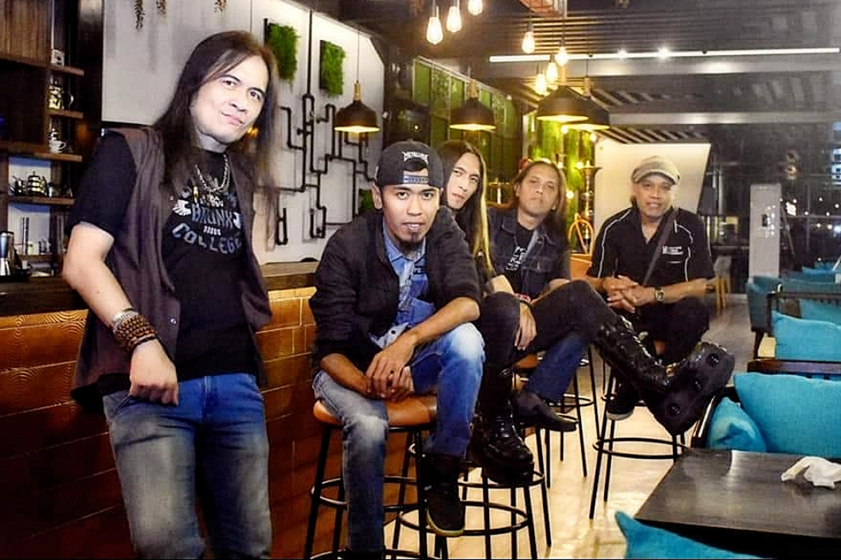 Royke Mangundap dan Shadow Band. Foto: Dok Pri Royke Mangundap dan Shadow Band. Foto: Dok Pri