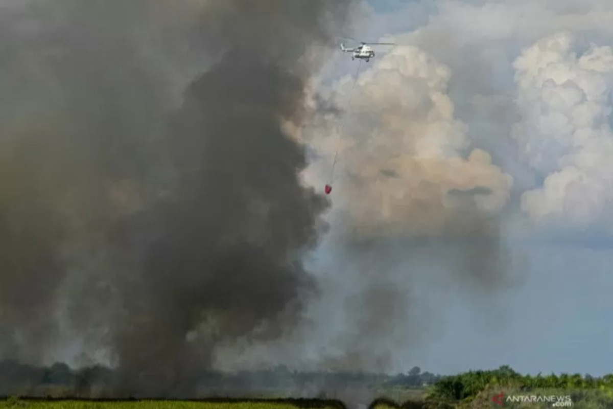 Helikopter MI-18MAT milik BNPB memadamkan kebakaran lahan dari udara (water boombing) di Sumatera Selatan, Selasa (1/6/2021). (FOTO: ANTARA/Nova Wahyudi/21) Helikopter MI-18MAT milik BNPB memadamkan kebakaran lahan dari udara (water boombing) di Sumatera Selatan, Selasa (1/6/2021). (FOTO: ANTARA/Nova Wahyudi/21)