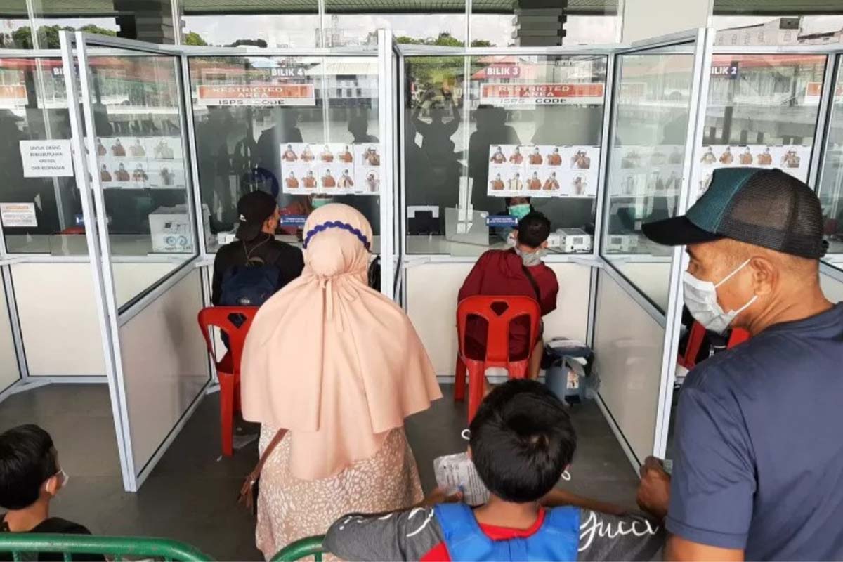Penumpang di Pelabuhan SBP Tanjungpinang, Kepri, antre tes GeNose COVID-19. (FOTO: ANTARA/Ogen) Penumpang di Pelabuhan SBP Tanjungpinang, Kepri, antre tes GeNose COVID-19. (FOTO: ANTARA/Ogen)