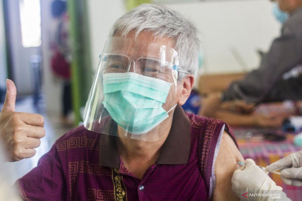 Seorang warga lansia (lanjut usia) mengangkat jempol saat menjalani penyuntikkan vaksin COVID-19. (Foto: ANTARA FOTO/BAYU PRATAMA S) Seorang warga lansia (lanjut usia) mengangkat jempol saat menjalani penyuntikkan vaksin COVID-19. (Foto: ANTARA FOTO/BAYU PRATAMA S)