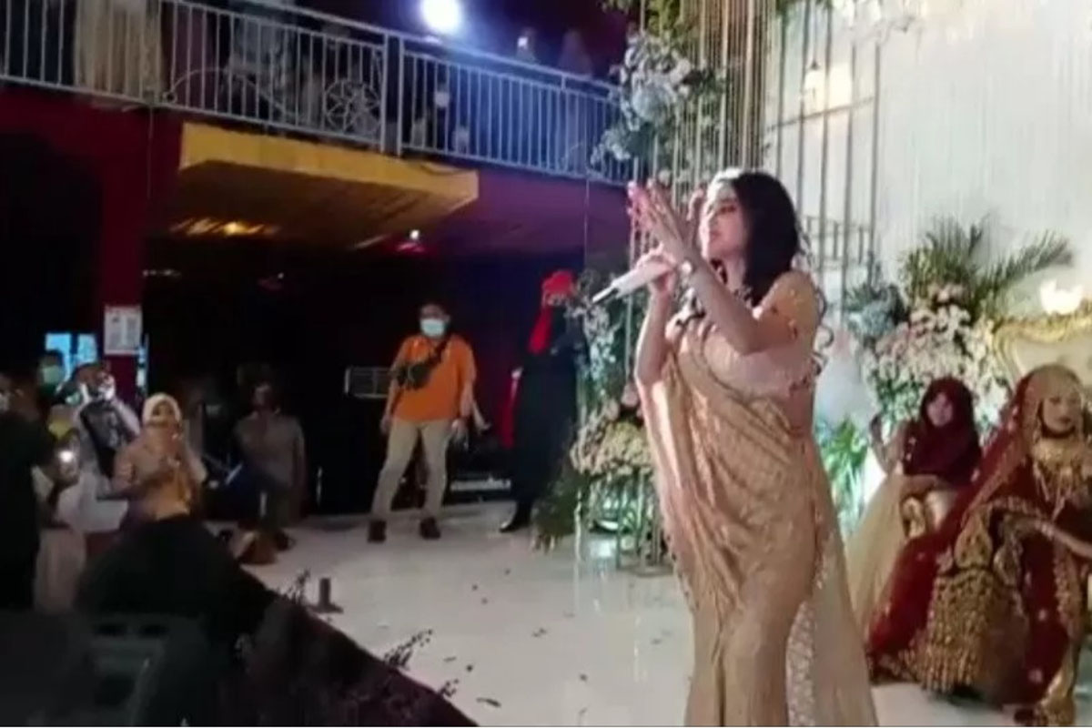 Dewi Persik saat manggung di acara hajatan di Kabupaten Kudus, Jawa Tengah, beberapa waktu lalu. (FOTO: ANTARA/HO-Netizen) Dewi Persik saat manggung di acara hajatan di Kabupaten Kudus, Jawa Tengah, beberapa waktu lalu. (FOTO: ANTARA/HO-Netizen)