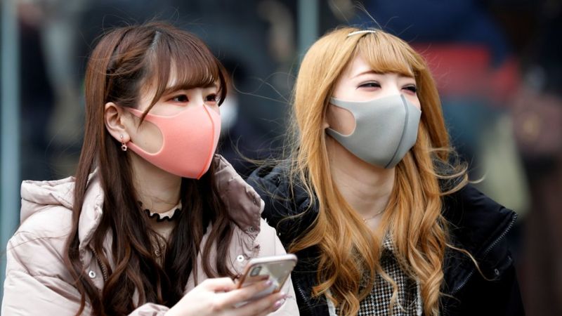 Ilustrasi-Warga Inggris menggunakan masker. Foto: Reuters. Ilustrasi-Warga Inggris menggunakan masker. Foto: Reuters.