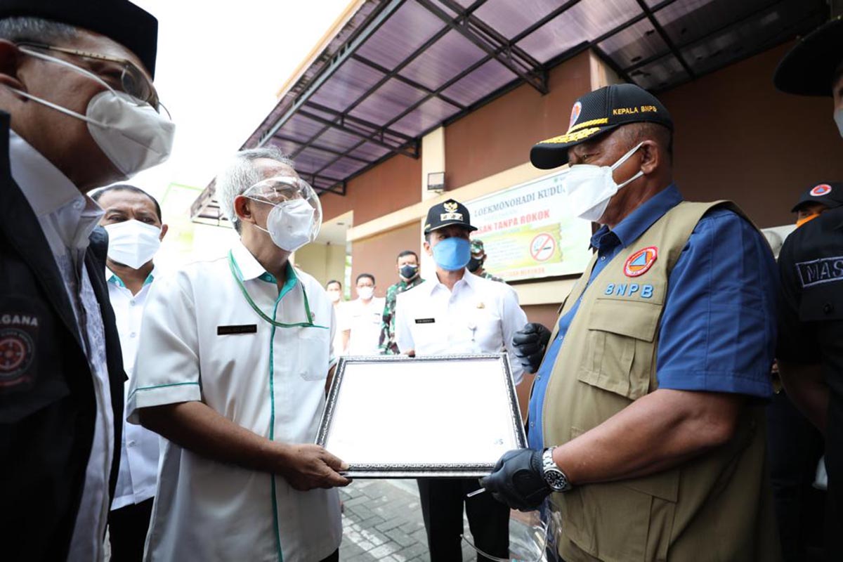 Kepala BNPB sekaligus Ketua Satgas Penanganan COVID-19 Ganip Warsito (kanan) menyerahkan bantuan secara simbolis kepada Pemerintah Kabupaten Kudus, Kamis (3/6).(Foto: Humas BNPB) Kepala BNPB sekaligus Ketua Satgas Penanganan COVID-19 Ganip Warsito (kanan) menyerahkan bantuan secara simbolis kepada Pemerintah Kabupaten Kudus, Kamis (3/6).(Foto: Humas BNPB)