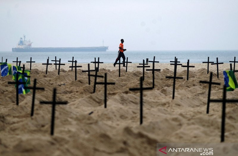 Ratusan makam yang digali aktivis LSM Rio de Paz di pantai Copacabana, menyimbolkan banyak korban meninggal dunia akibat Covid-19, di Rio de Janeiro, Brazil, Kamis (11/6/2020). Foto: Reuters/Pilar Olivares/aww/cfo. Ratusan makam yang digali aktivis LSM Rio de Paz di pantai Copacabana, menyimbolkan banyak korban meninggal dunia akibat Covid-19, di Rio de Janeiro, Brazil, Kamis (11/6/2020). Foto: Reuters/Pilar Olivares/aww/cfo.