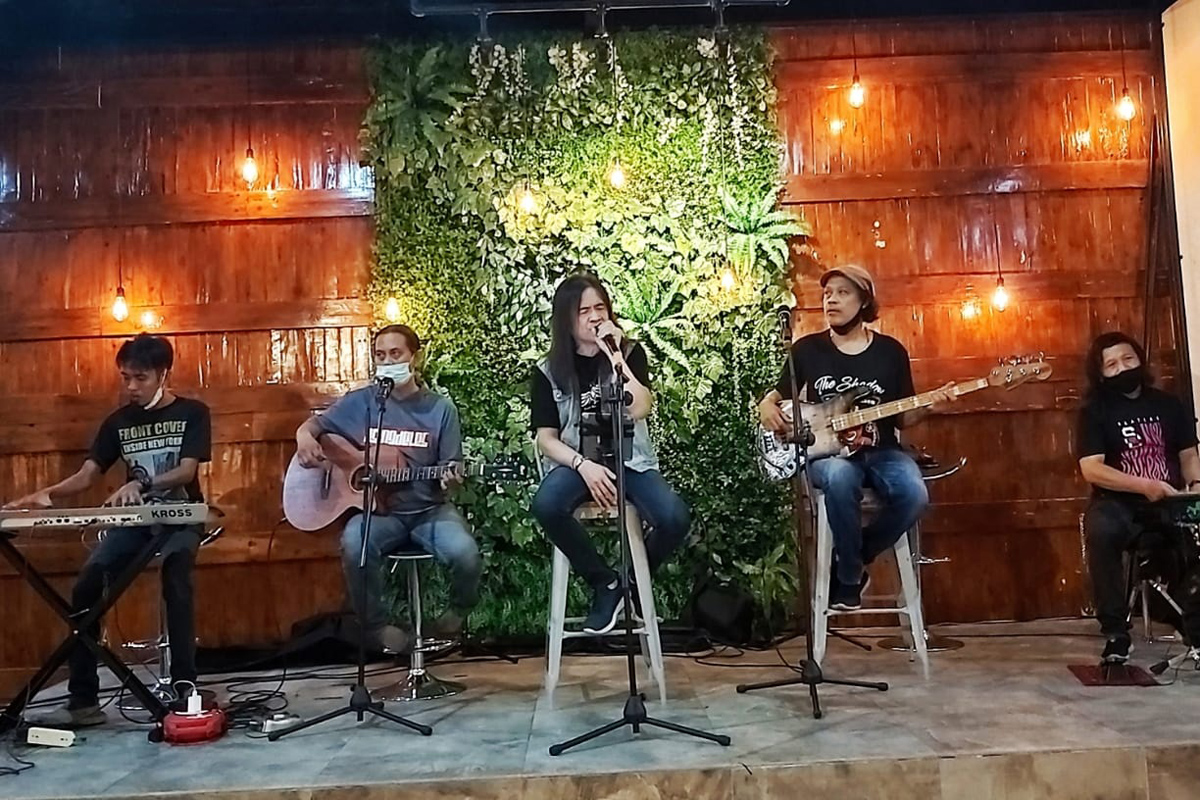Royke Mangundap membawakan lagu Nanggala 402 Abadi di Samudra. Foto: JPNN Musik Royke Mangundap membawakan lagu Nanggala 402 Abadi di Samudra. Foto: JPNN Musik
