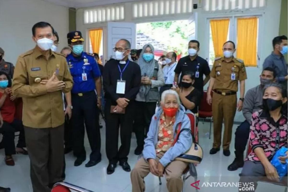 Wako Pekanbaru Firdaus (kiri) tinjau vaksinasi lansia setempat. (FOTO: ANTARA/HO-Pemko Pekanbaru) Wako Pekanbaru Firdaus (kiri) tinjau vaksinasi lansia setempat. (FOTO: ANTARA/HO-Pemko Pekanbaru)
