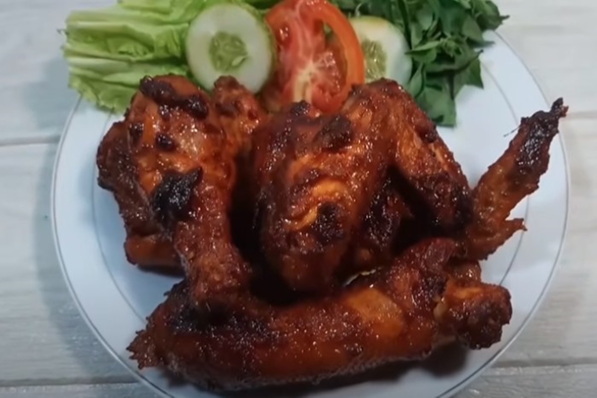 Ayam bakar yang dimasak dengan menggunakan teflon (foto: SC YouTube Refania Kitchen) Ayam bakar yang dimasak dengan menggunakan teflon (foto: SC YouTube Refania Kitchen)