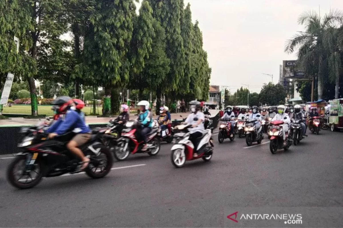 Kawasan Alun-alun Kudus, Jawa Tengah, tampak pada pengendara yang melintas. Masyarakat Kudus diminta di rumah saja pada Sabtu (5/6) dan Minggu (6/6). (FOTO: ANTARA/Akhmad Nazaruddin Lathif) Kawasan Alun-alun Kudus, Jawa Tengah, tampak pada pengendara yang melintas. Masyarakat Kudus diminta di rumah saja pada Sabtu (5/6) dan Minggu (6/6). (FOTO: ANTARA/Akhmad Nazaruddin Lathif)
