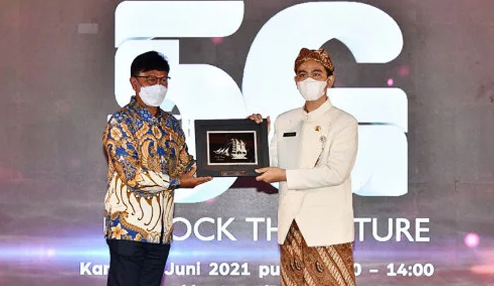 Menkominfo Johnny G Plate (kiri) dan Walikota Solo Gibran Rakabuming meresmikan jaringan internet 5G di Solo. Foto: kominfo Menkominfo Johnny G Plate (kiri) dan Walikota Solo Gibran Rakabuming meresmikan jaringan internet 5G di Solo. Foto: kominfo